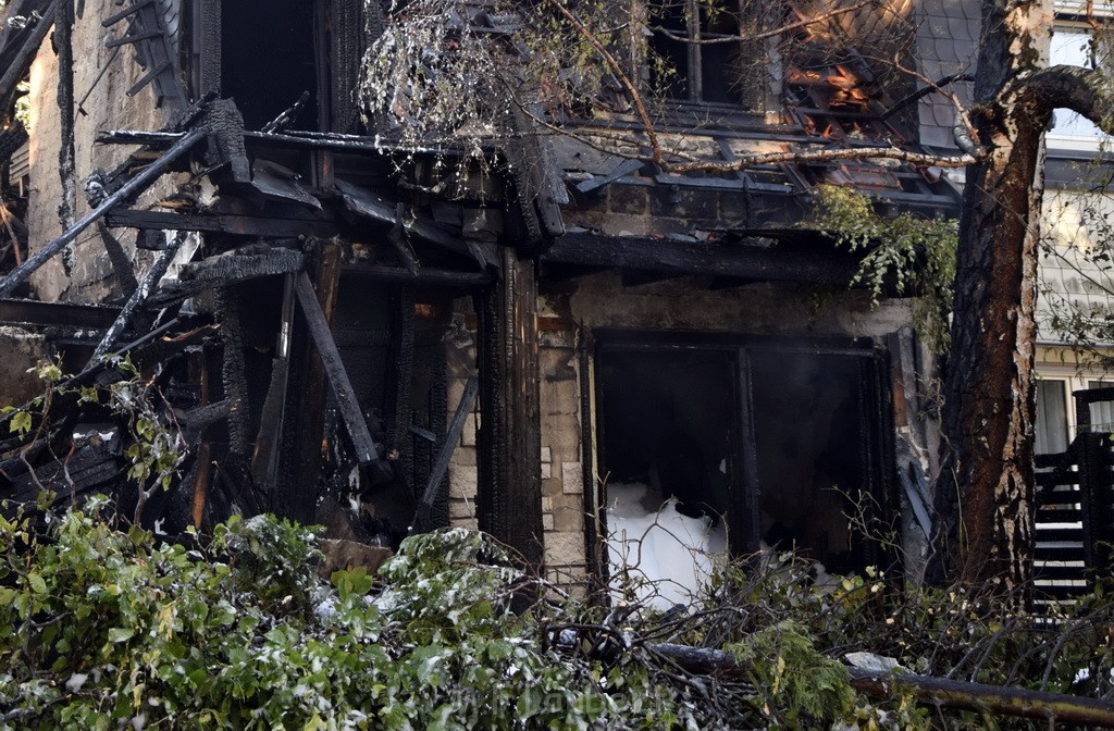 Grossfeuer Einfamilienhaus Siegburg Muehlengrabenstr P1126.JPG - Miklos Laubert